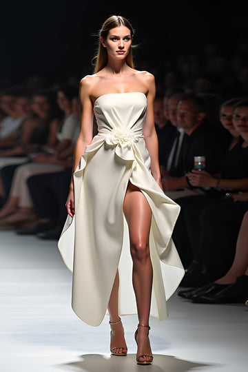 Hvit A Line Stroppeløs Rynket Gala Kjole med 3D Blomst